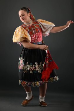 Slovakça folklor dansçısı
