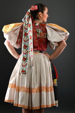 Slovakça folklor dansçısı