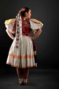 Slovakça folklor dansçısı