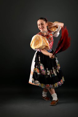 Slovakça folklor dansçısı