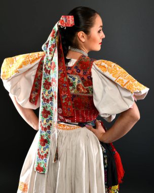 Slovakça folklor dansçısı