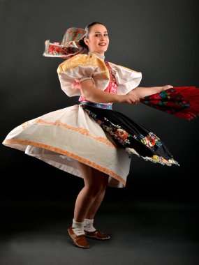 Slovakça folklor dansçısı