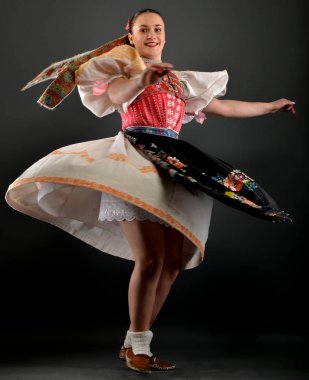 Slovakça folklor dansçısı