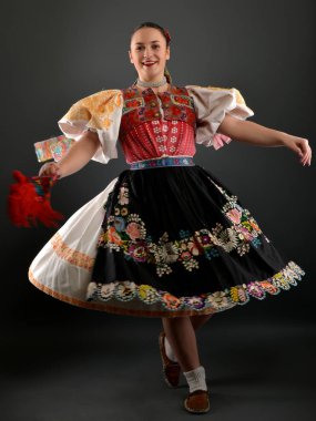 Slovakça folklor dansçısı
