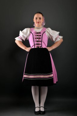 Slovakça folklor dansçısı