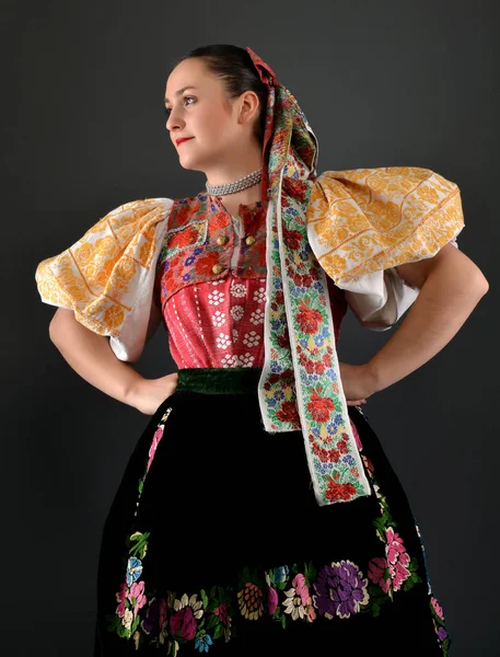 Slovenský folklor tanečnice — Stock fotografie