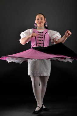 Slovakça folklor dansçısı
