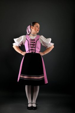 Slovakça folklor dansçısı
