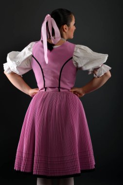 Slovakça folklor dansçısı