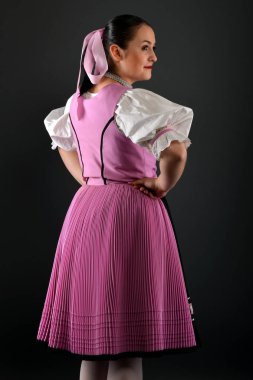 Slovakça folklor dansçısı