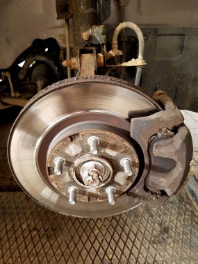 Fren diski olan eski bir araba tekerleği