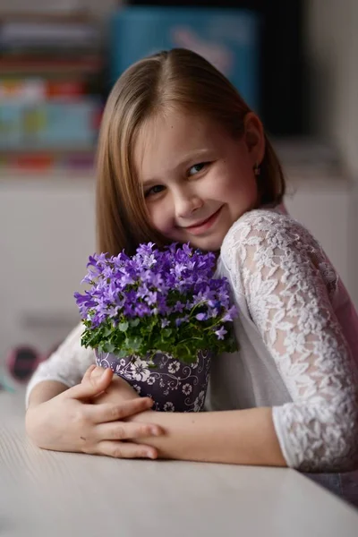 Un portrait d'une petite fille douce et souriante — Photo