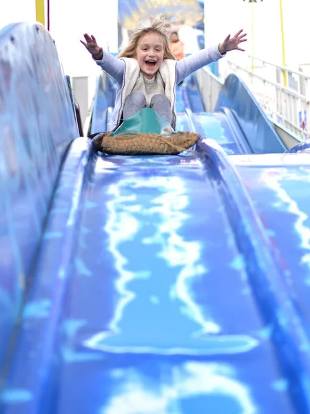 Menina Feliz Descendo Slide Das Crianças — Fotografia de Stock