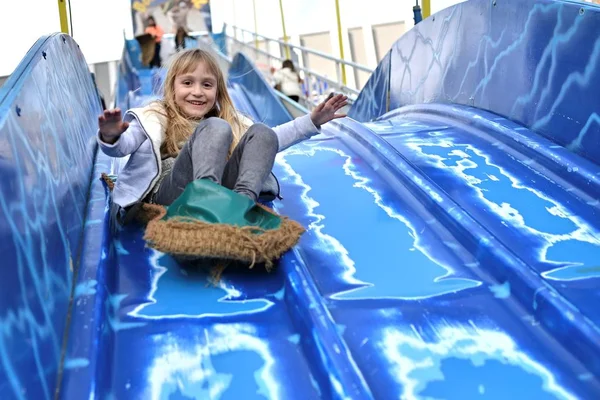 Menina Feliz Descendo Slide Das Crianças — Fotografia de Stock