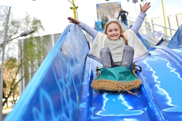 Menina Feliz Descendo Slide Das Crianças — Fotografia de Stock