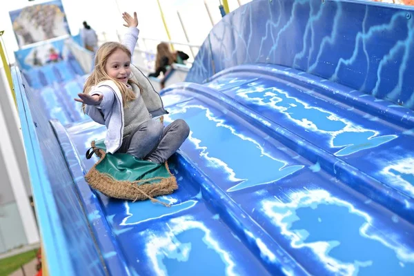 Menina Feliz Descendo Slide Das Crianças — Fotografia de Stock