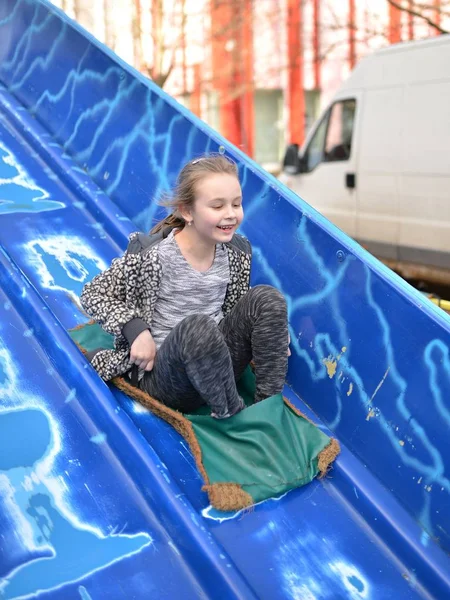 Fille Heureuse Descendant Glissière Des Enfants — Photo