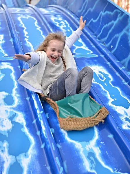 Menina Feliz Descendo Slide Das Crianças — Fotografia de Stock