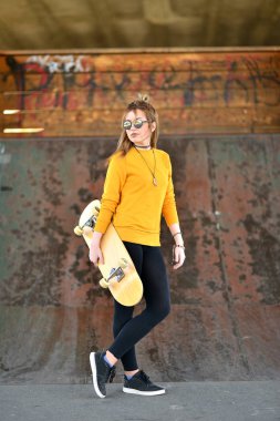 Kaykaylı genç kız