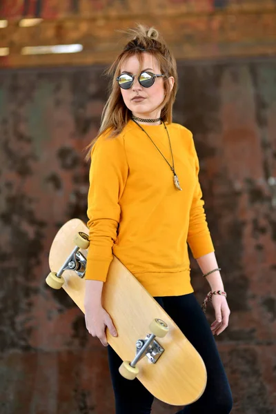 Young girl with skateboard — Stock Photo, Image