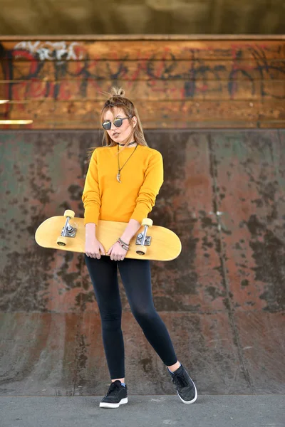Young girl with skateboard — Stock Photo, Image