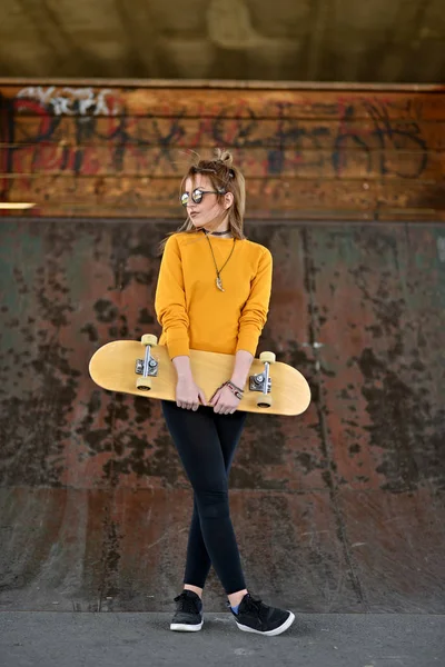 Young girl with skateboard — Stock Photo, Image