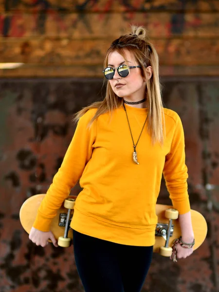 Giovane ragazza con skateboard — Foto Stock