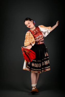 Slovakça folklor dansçısı