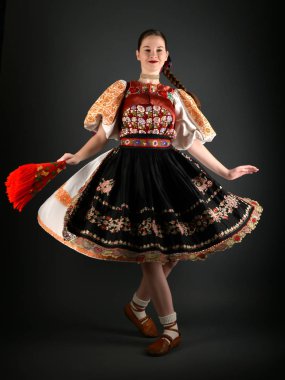 Slovakça folklor dansçısı