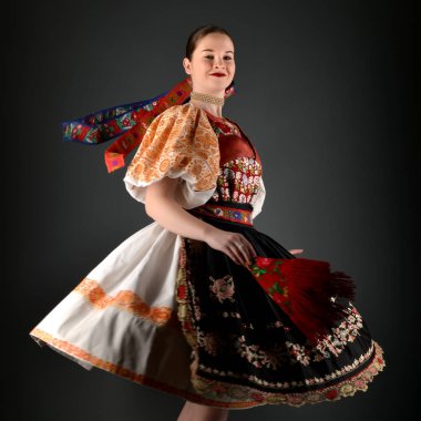 Slovakça folklor dansçısı