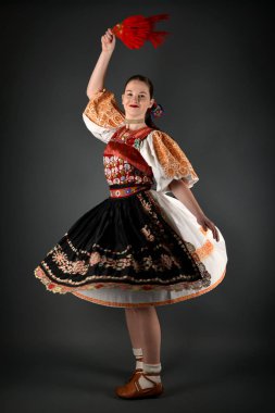 Slovakça folklor dansçısı