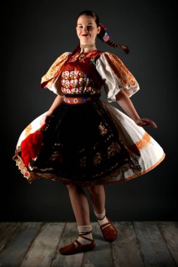 Slovakça folklor dansçısı