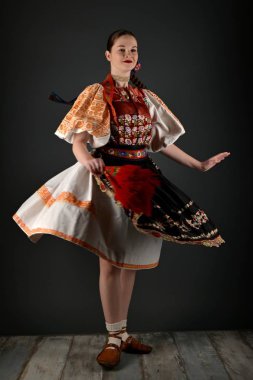 Slovakça folklor dansçısı