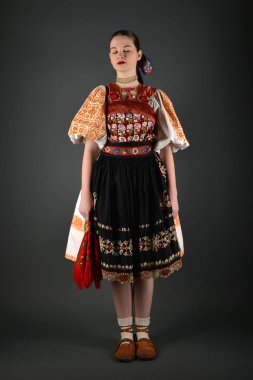 Slovakça folklor dansçısı