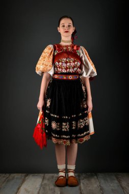 Slovakça folklor dansçısı