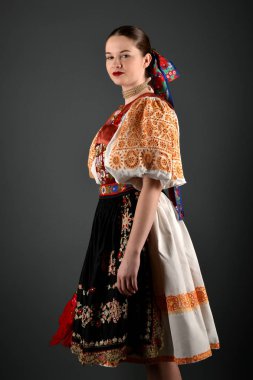 Slovakça folklor dansçısı
