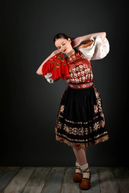 Slovakça folklor dansçısı