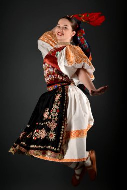 Slovakça folklor dansçısı