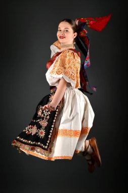 Slovakça folklor dansçısı