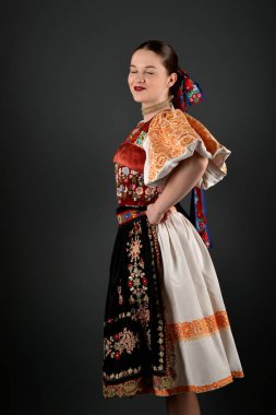 Slovakça folklor dansçısı