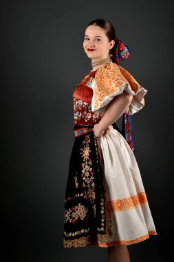 Slovakça folklor dansçısı