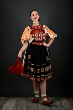 Slovakça folklor dansçısı