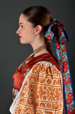 Slovakça folklor dansçısı