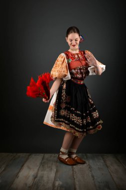 Slovakça folklor dansçısı