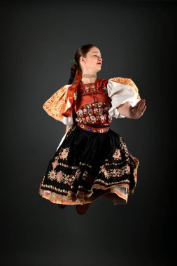 Slovakça folklor dansçısı