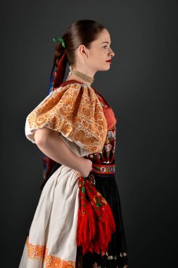 Slovakça folklor dansçısı