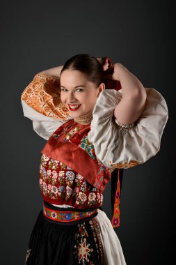 Slovakça folklor dansçısı