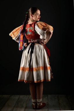 Slovakça folklor dansçısı