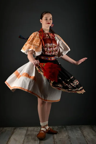 Slovakça folklor dansçısı — Stok fotoğraf