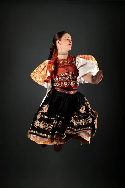 Slovenský folklor tanečnice — Stock fotografie